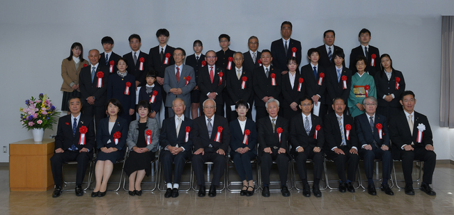 写真:会場での記念撮影の様子