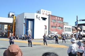 写真 伊勢市消防団のパレードの様子