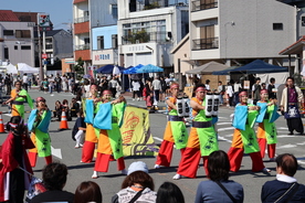 写真 伊勢まつりよさこい連合のイベント披露の様子