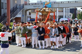写真 大世古町会連合会のパレードの様子