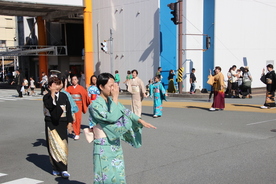 写真 伊勢市浜郷伝統文化親子教室 竜田きものサークルのパレードの様子