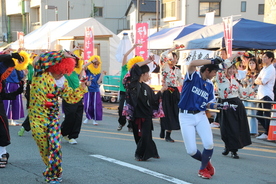 写真 伊勢舞熱人のパレードの様子
