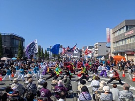 写真 伊勢まつりよさこい連合のイベント披露の様子