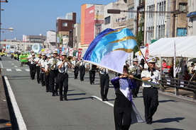 写真 伊勢市交通安全都市推進協議会・伊勢市自主防犯団体連絡会のパレードの様子