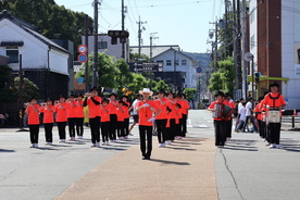 写真 天理教東海団東海鼓笛隊のパレードの様子