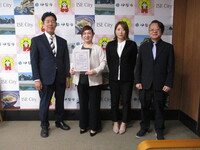 写真:会場での記念撮影の様子