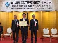 写真:会場での記念撮影の様子