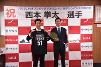 写真:会場での記念撮影の様子