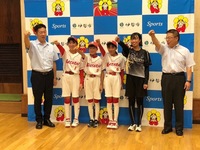写真:会場での記念撮影の様子