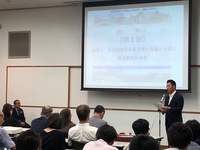 写真:会場での挨拶の様子