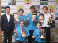写真:会場での記念撮影の様子
