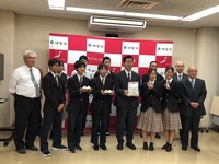写真：会場での記念撮影の様子