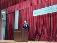 写真:会場での挨拶の様子