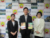 写真:会場での記念撮影の様子