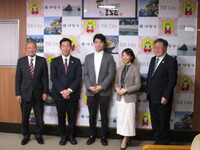 写真:会場での記念撮影の様子