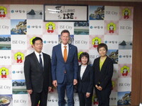 写真:会場での記念撮影の様子