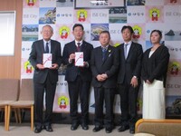 写真:会場での記念撮影の様子