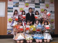 写真:会場での記念撮影の様子