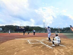一般応募者による始球式の様子