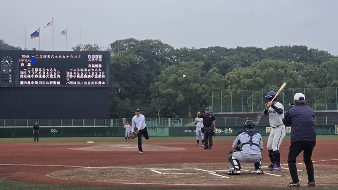 副市長による始球式の写真