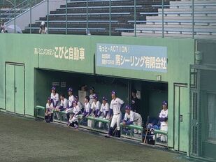 選手ベンチの様子
