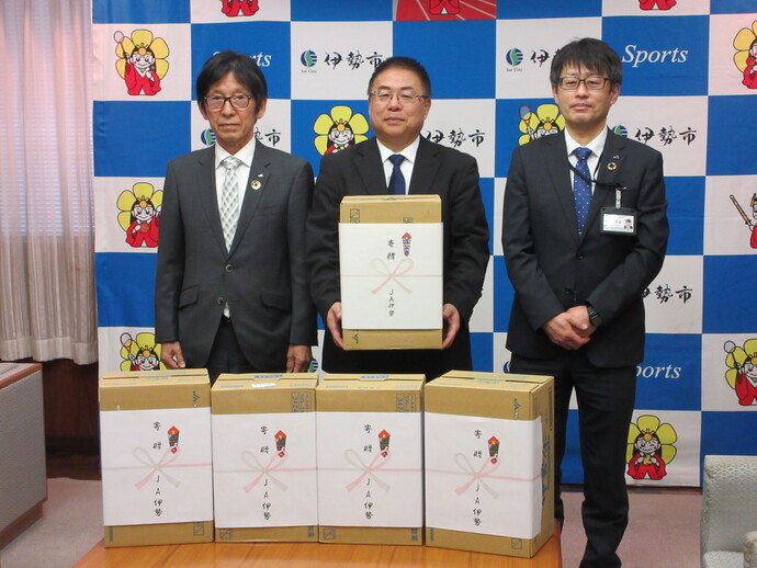 写真:伊勢市選手団への飲料水贈呈の様子