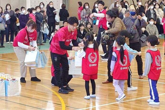橋本大輝選手から参加賞を受け取っている写真