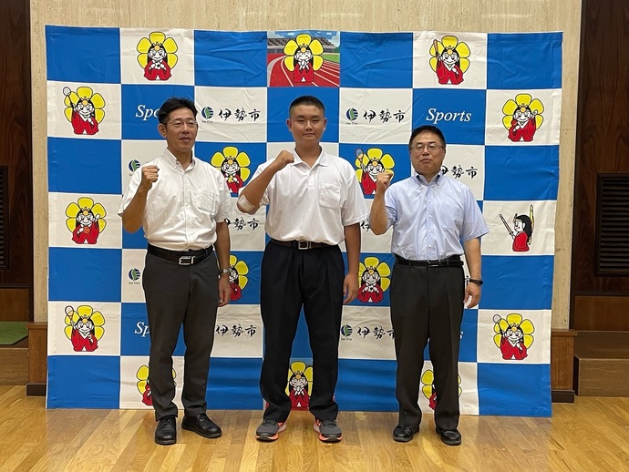 全国中学校体育大会の相撲選手権大会に出場する選手と市長、教育長の記念写真