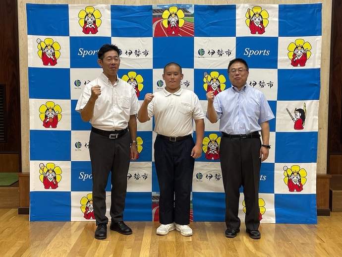 全国中学校体育大会の柔道大会に出場する選手と市長、教育長の記念写真