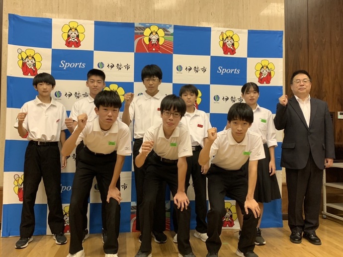 全国中学校体育大会バドミントン競技に出場する選手と教育長の記念写真